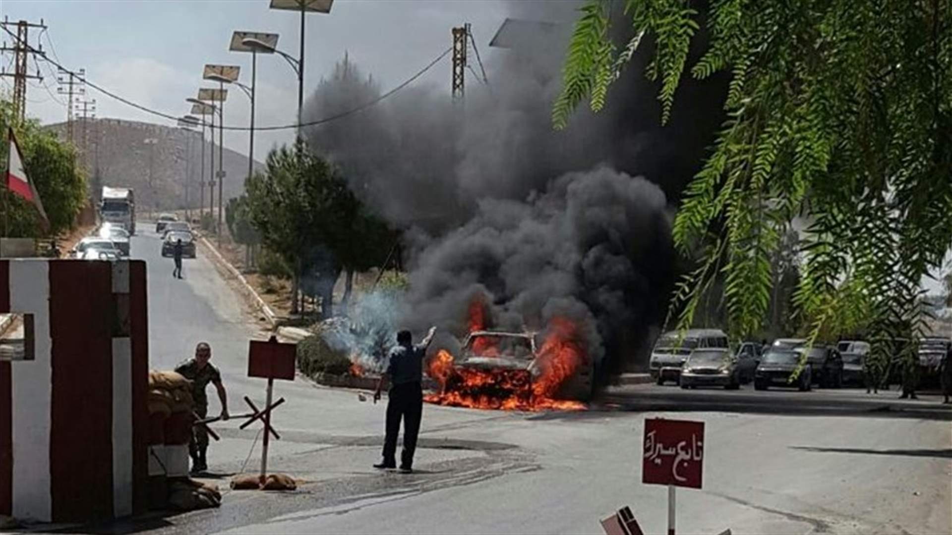حريق بسيارة يتسبب بزحمة سير خانقة عند نهر العاصي