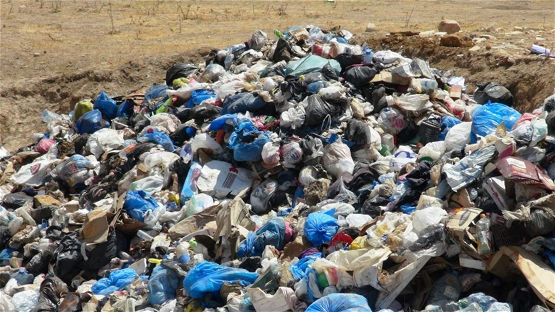 بالصورة - العثور على حمولة 6 شاحنات نفايات مرمية في خراج مجدلون