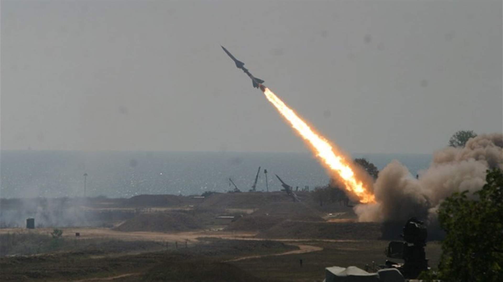 Gaza militant rocket hits Israel, Israel responds with air strike, shells
