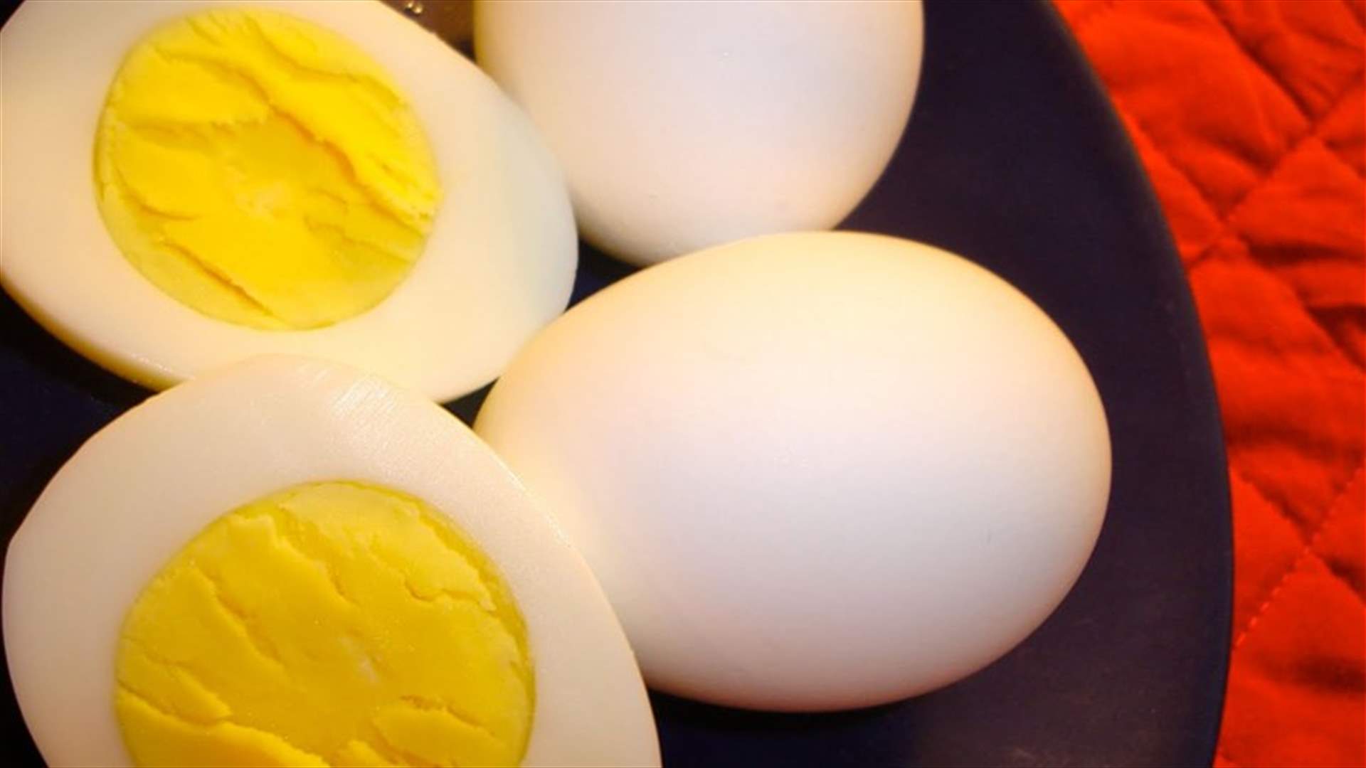 بالفيديو: خدعة بسيطة لتقشير البيض المسلوق