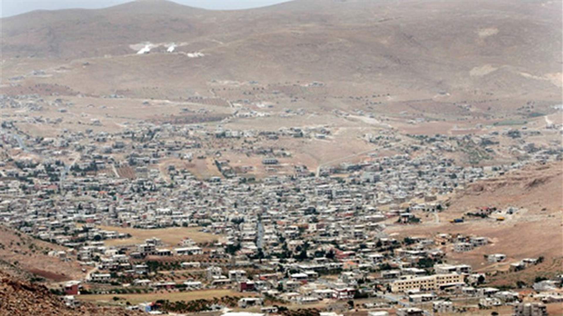 القاء قنابل مضيئة فوق وادي حميد