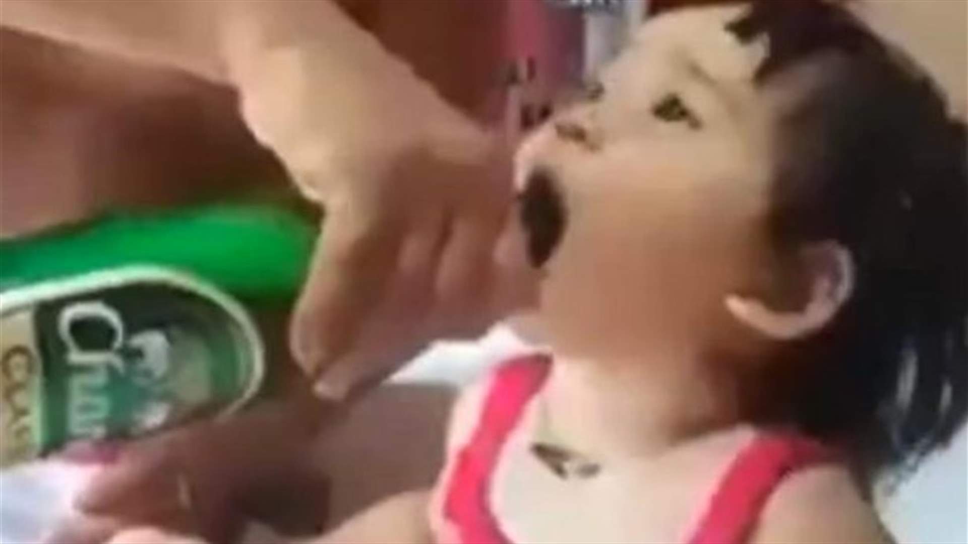 بالفيديو: أبّ يُشرب ابنته الجعة وينال الكثير من الانتقادات!