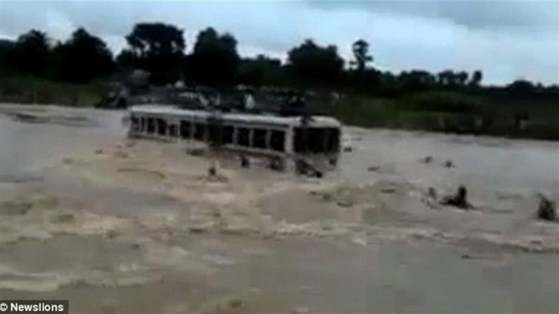 حافلة على متنها 70 شخصاً غمرتها مياه الفياضانات!