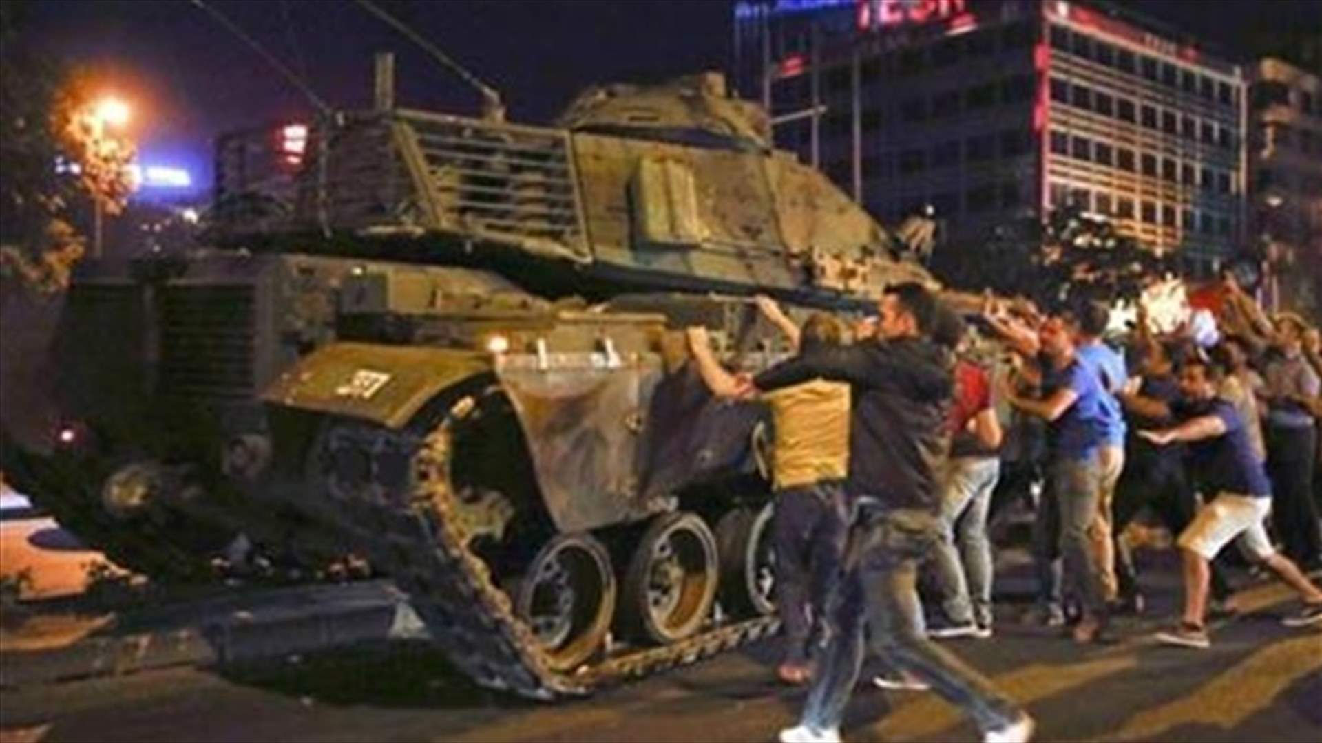 السلطات التركية تعزل 2800 من القضاة وممثلي الادعاء