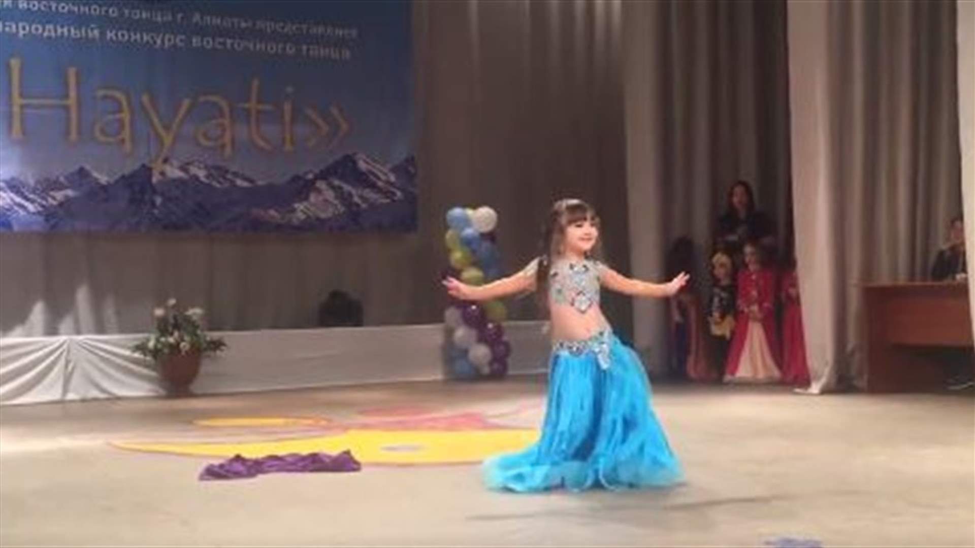 بالفيديو: طفلة الـ5 سنوات تخطف الأنظار... وتقدّم عرضاً راقصاً محترفاً