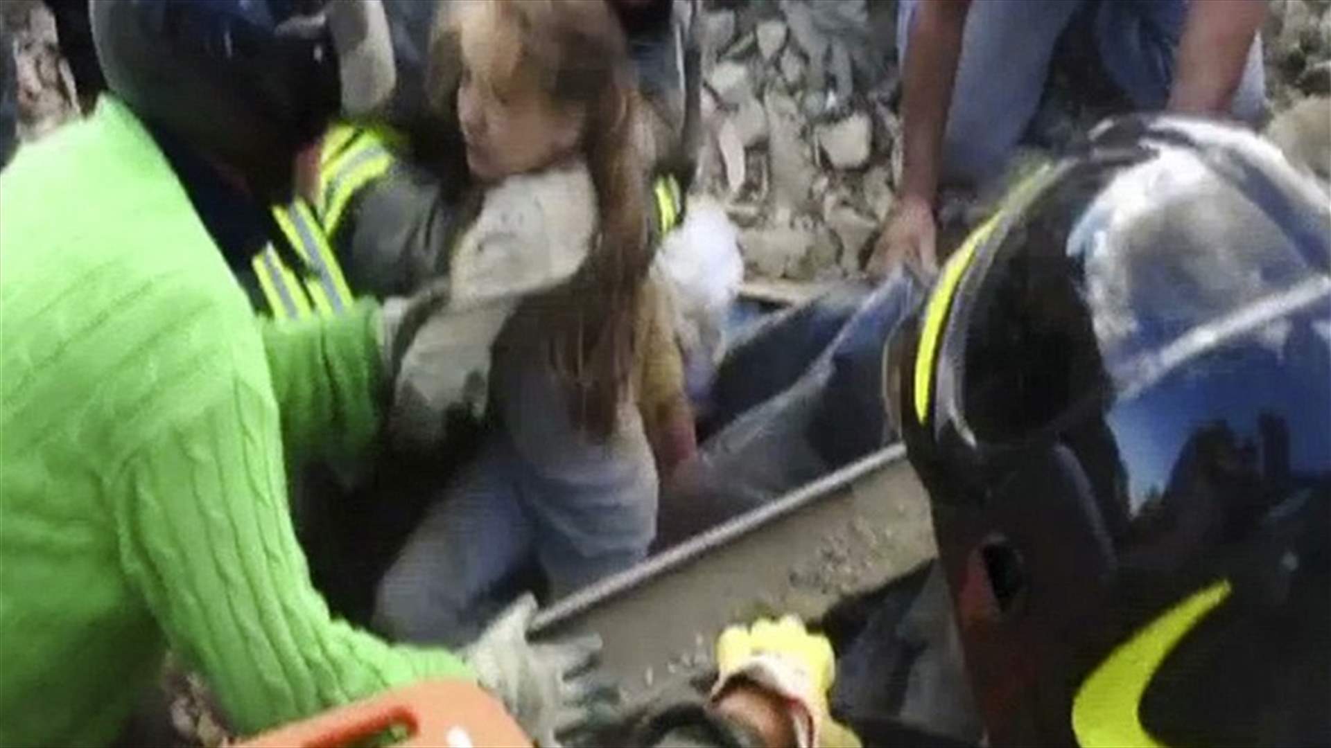 بالفيديو: بعد 17 ساعة من زلزال إيطاليا.. إنقاذ طفلة من تحت الحطام 