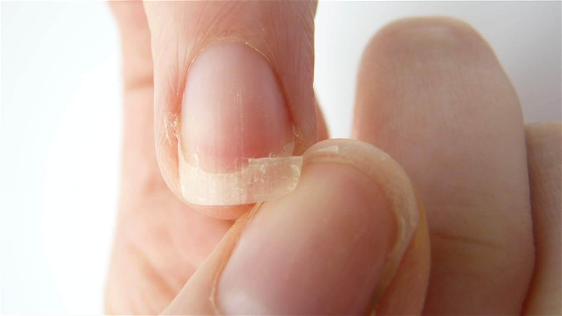 بالفيديو: طريقة سهلة لإصلاح الأظافر المكسورة 