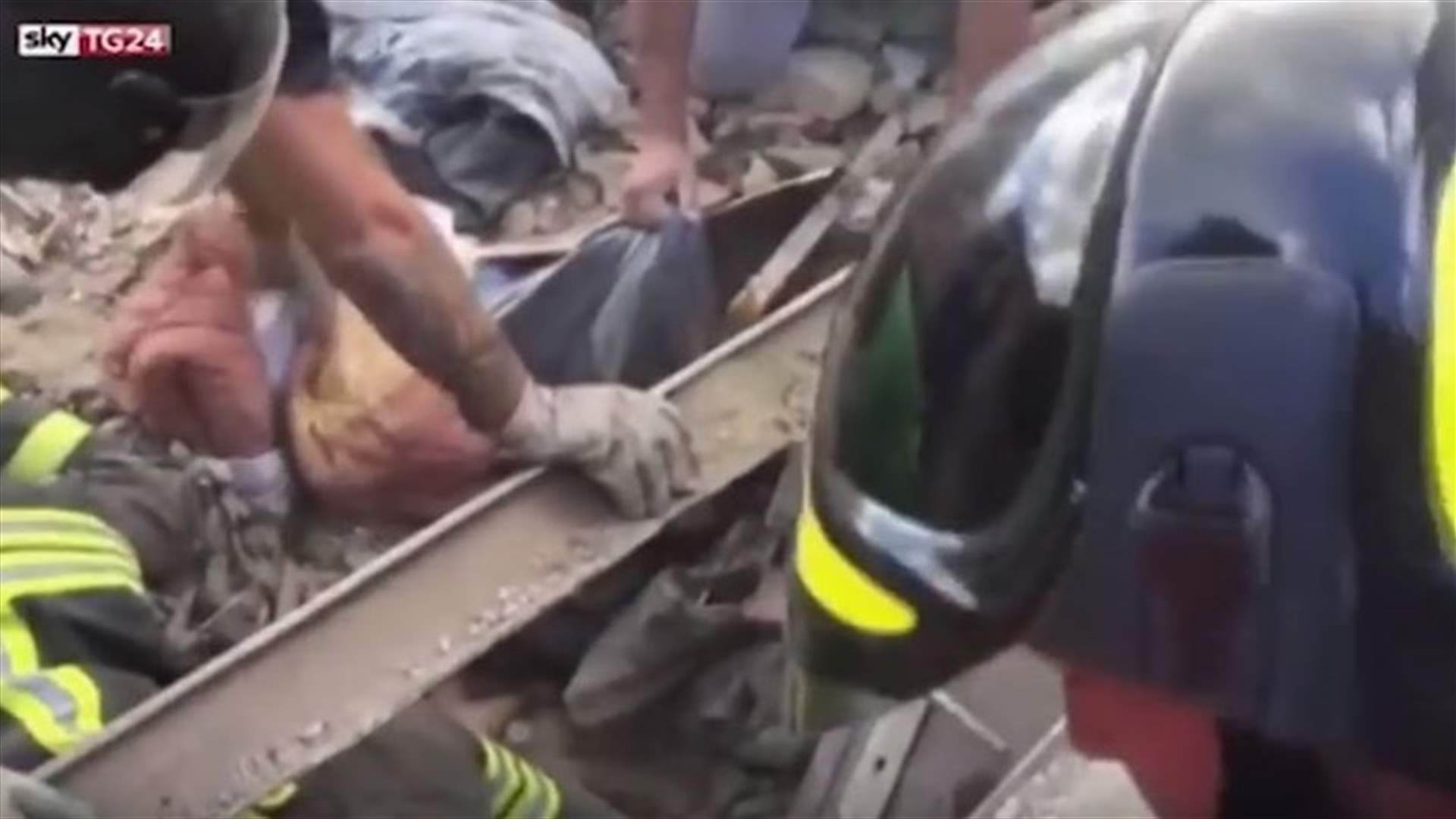 بالفيديو - هكذا أنقذت طفلة بعد 17 ساعة على احتجازها تحت أنقاض زلزال إيطاليا