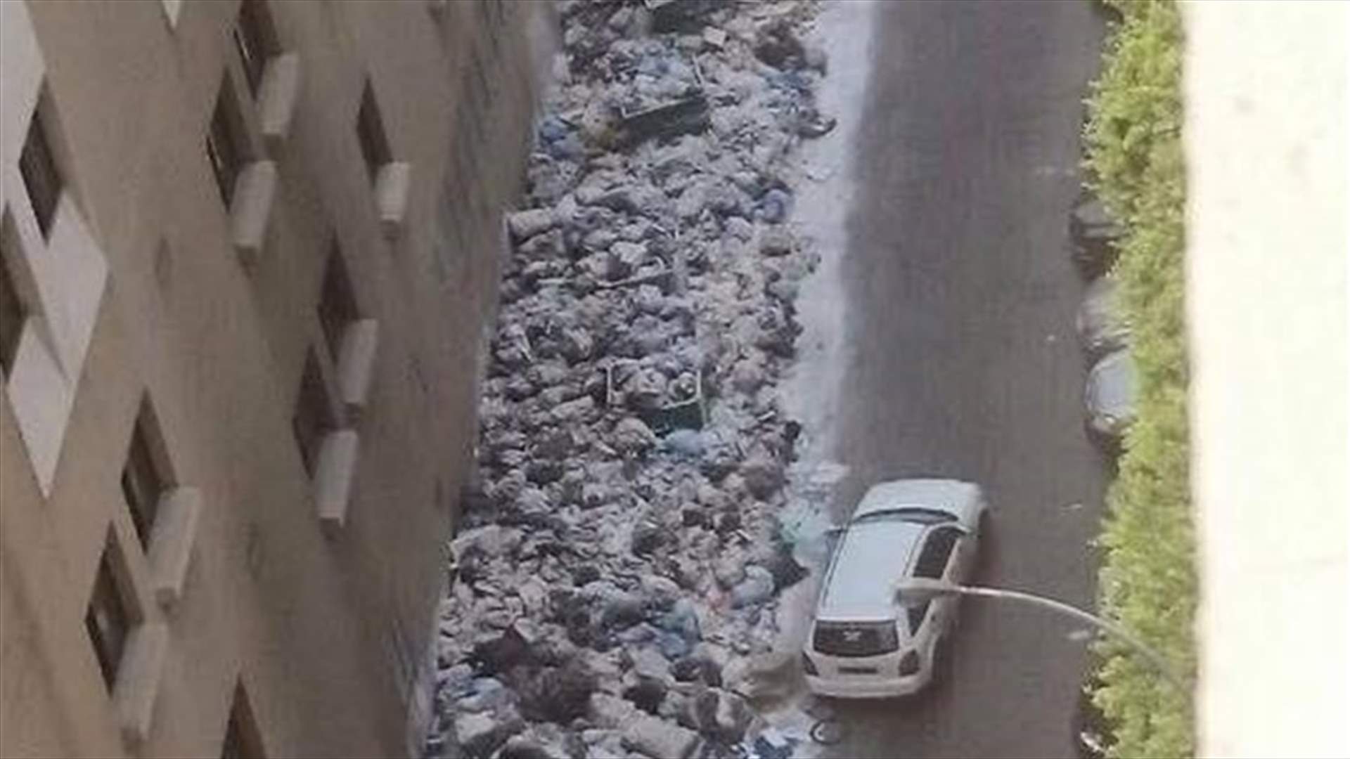 ازالة النفايات قرب مستشفى مار يوسف في الدورة وعزل المنطقة