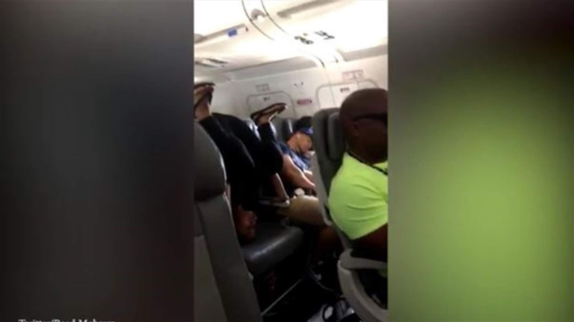 بالفيديو: مارست اليوغا أثناء سفرها... على متن الطائرة!
