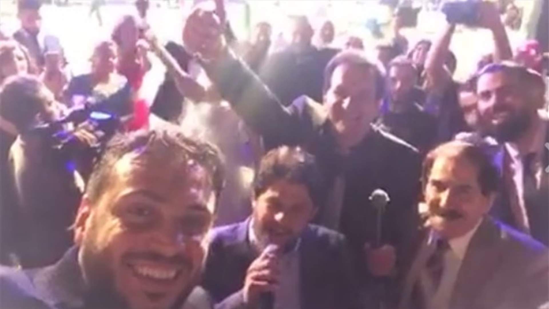 بالفيديو: هكذا تحوّل زفاف إبن محمد اسكندر إلى مهرجان غنائي
