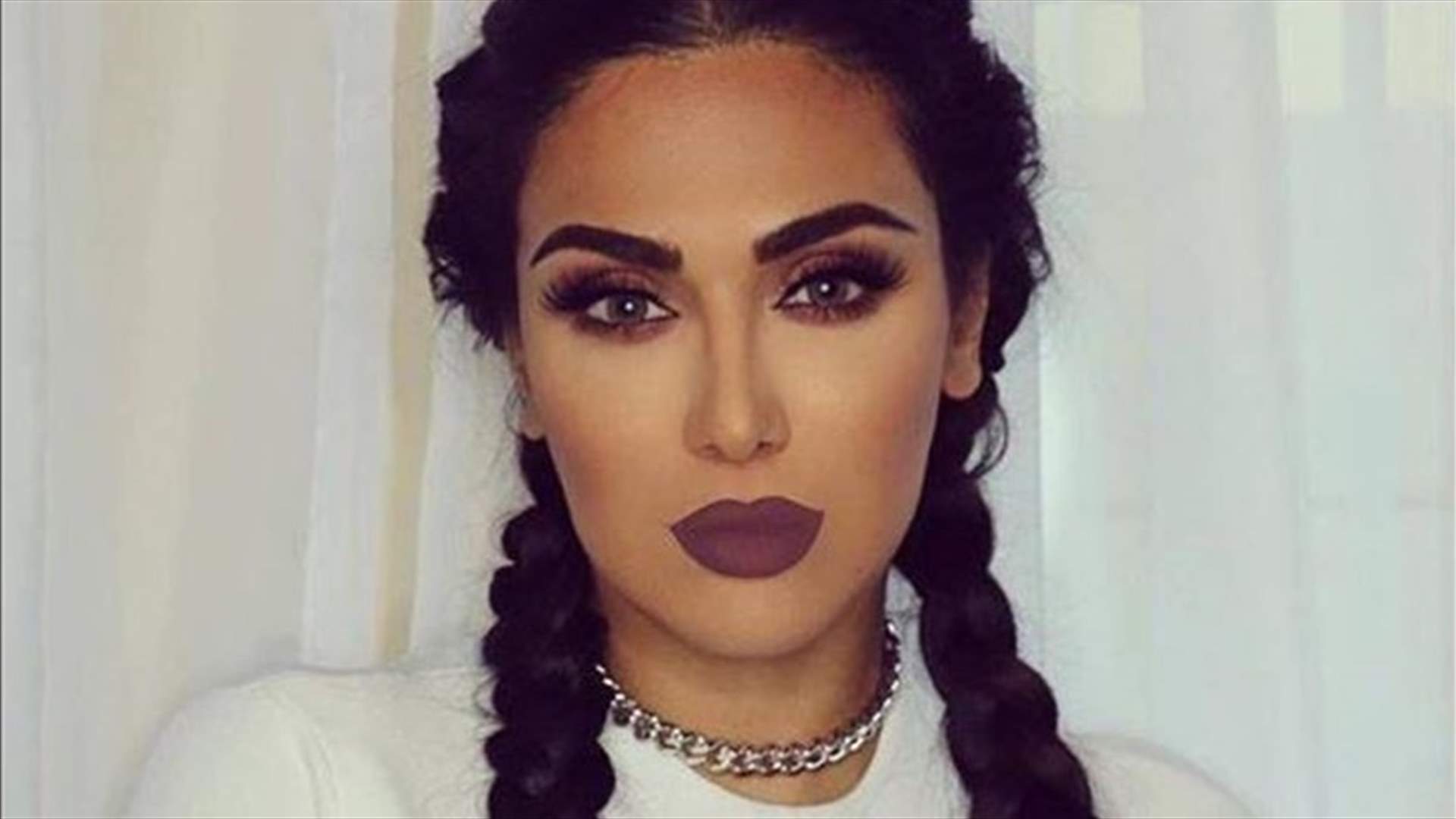 بالفيديو: استخدمت آلة غريبة لرسم حاجبيها بطريقة مثالية!
