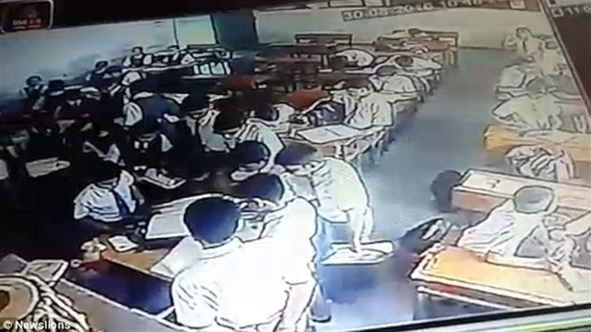 بالفيديو: أستاذ يضرب تلميذه بطريقة صادمة!