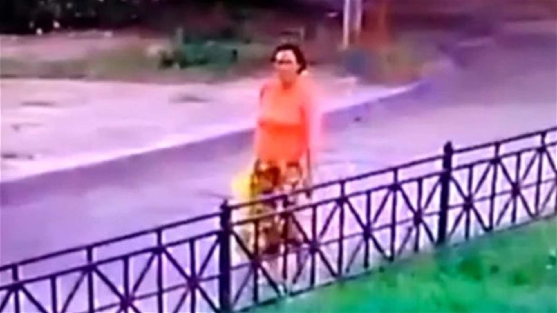 بالفيديو: رمت طفلتها في موقفٍ للسيّارات بعد ساعاتٍ من ولادتها