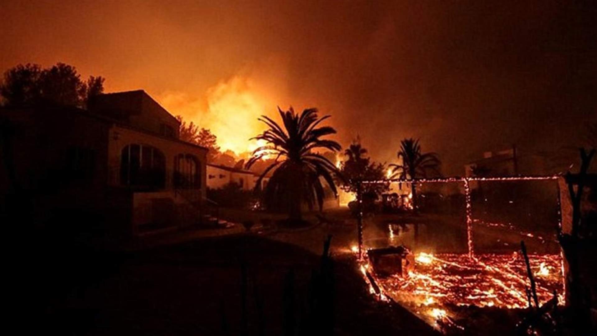 بالصور: رعب على ساحل الكوستا بلانكا وإجلاء الآلاف