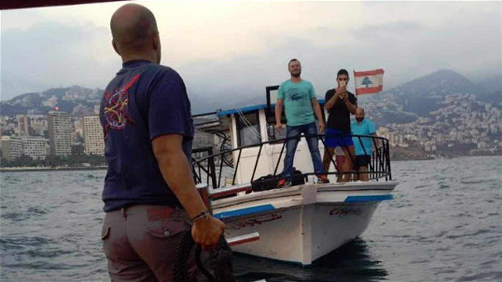 انقاذ 5 مواطنين احتجزوا على متن زورق قبالة طبرجا