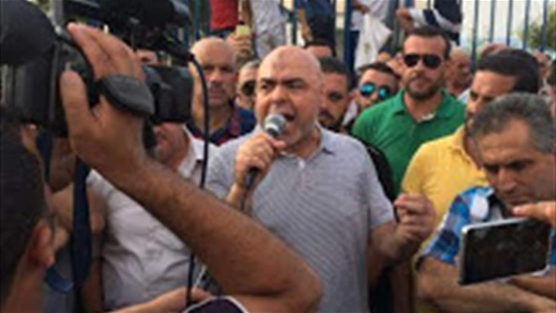 فك الاعتصام امام معمل الكهرباء في دير عمار