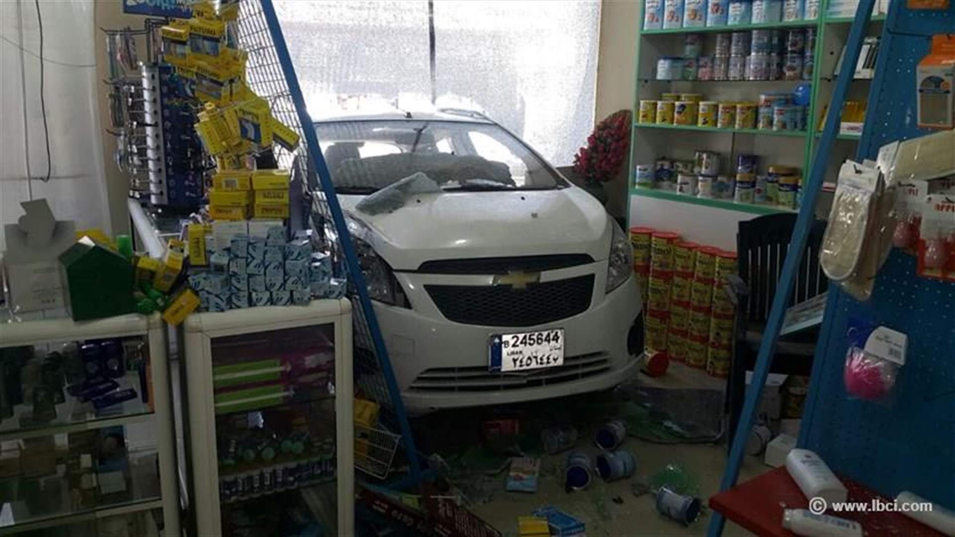 بالصور...سيارة تجتاح صيدلية في سعدنايل