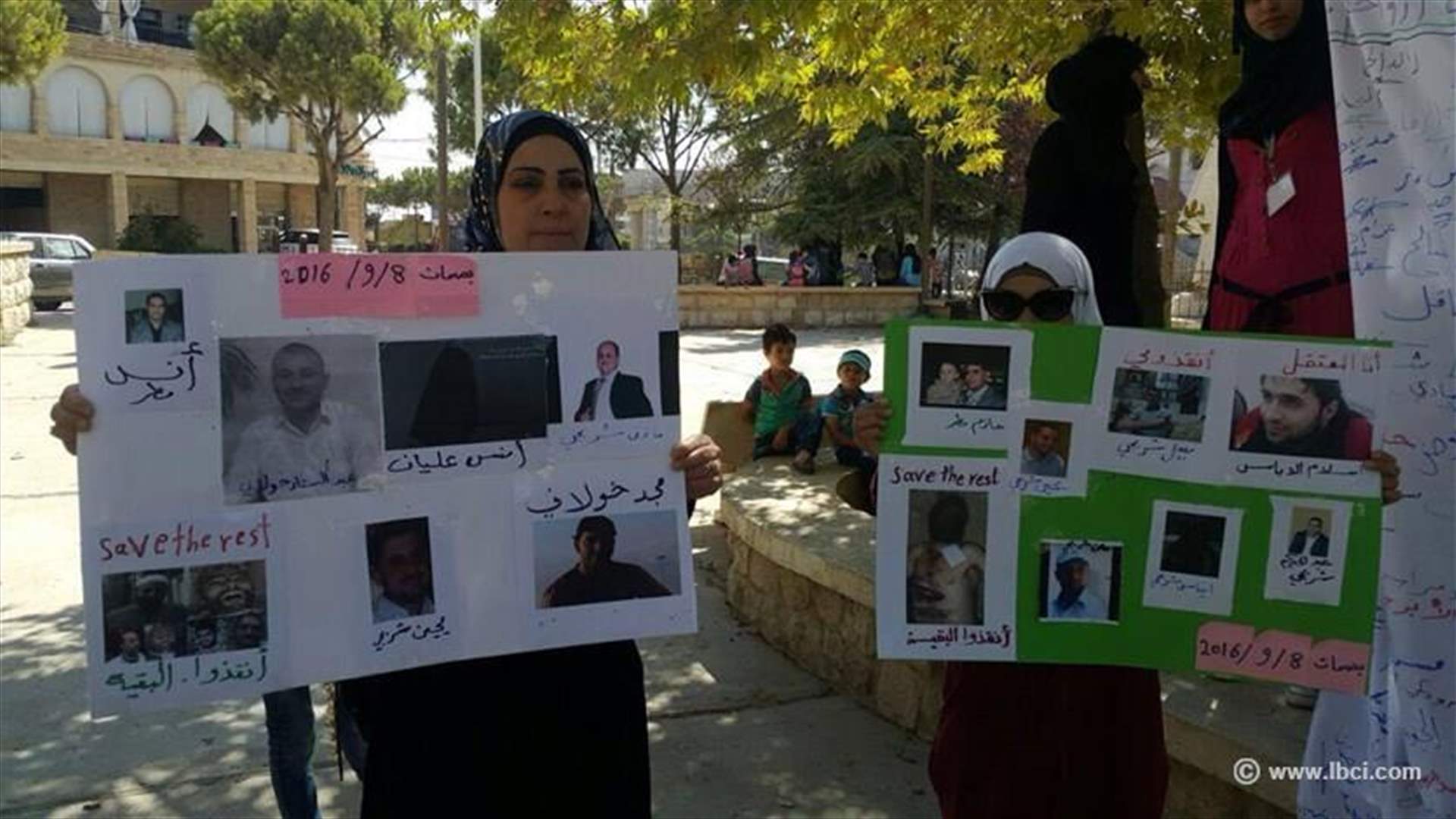 بالصور - اعتصام لعائلات المعتقلين بالسجون السورية في سعدنايل