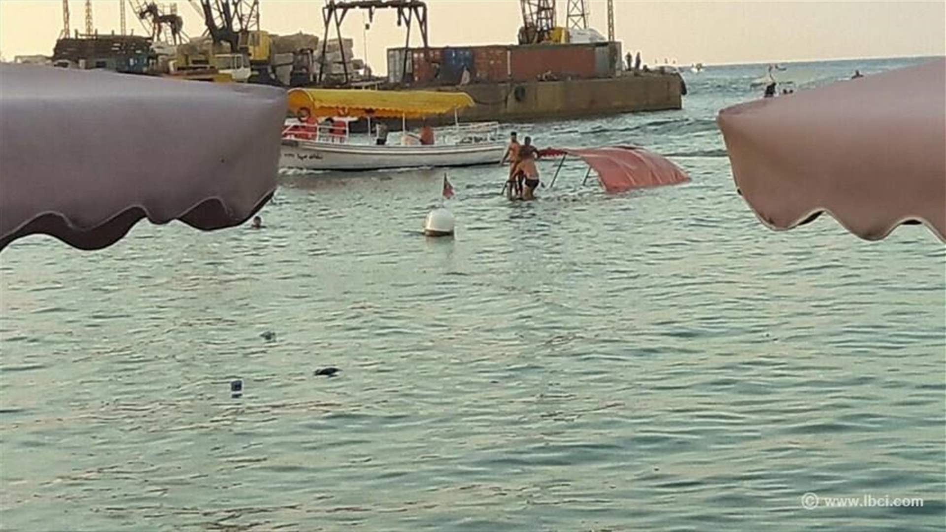 [PHOTOS] Boat capsizes off Sidon coast