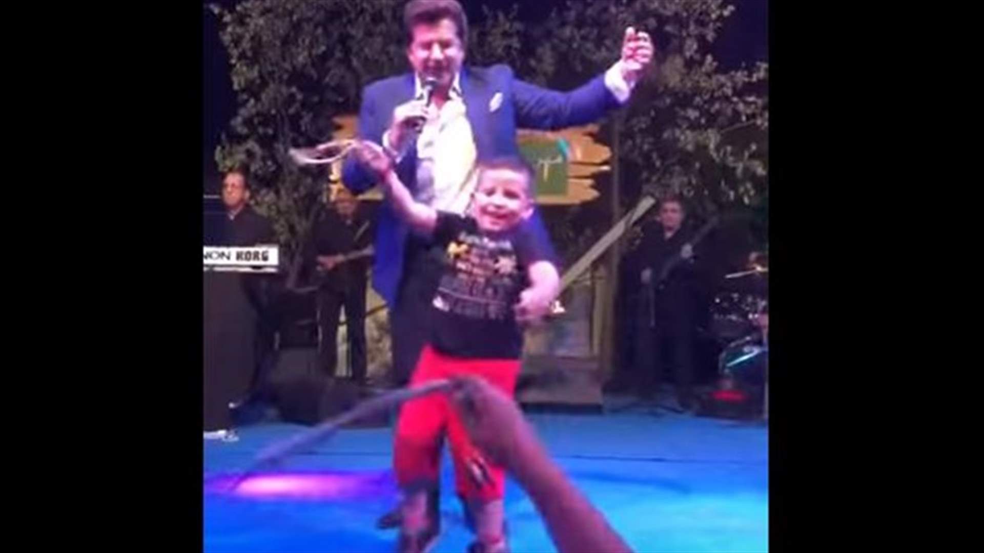 بالفيديو: طفل طريف يقتحم المسرح ويرقص مع وليد توفيق