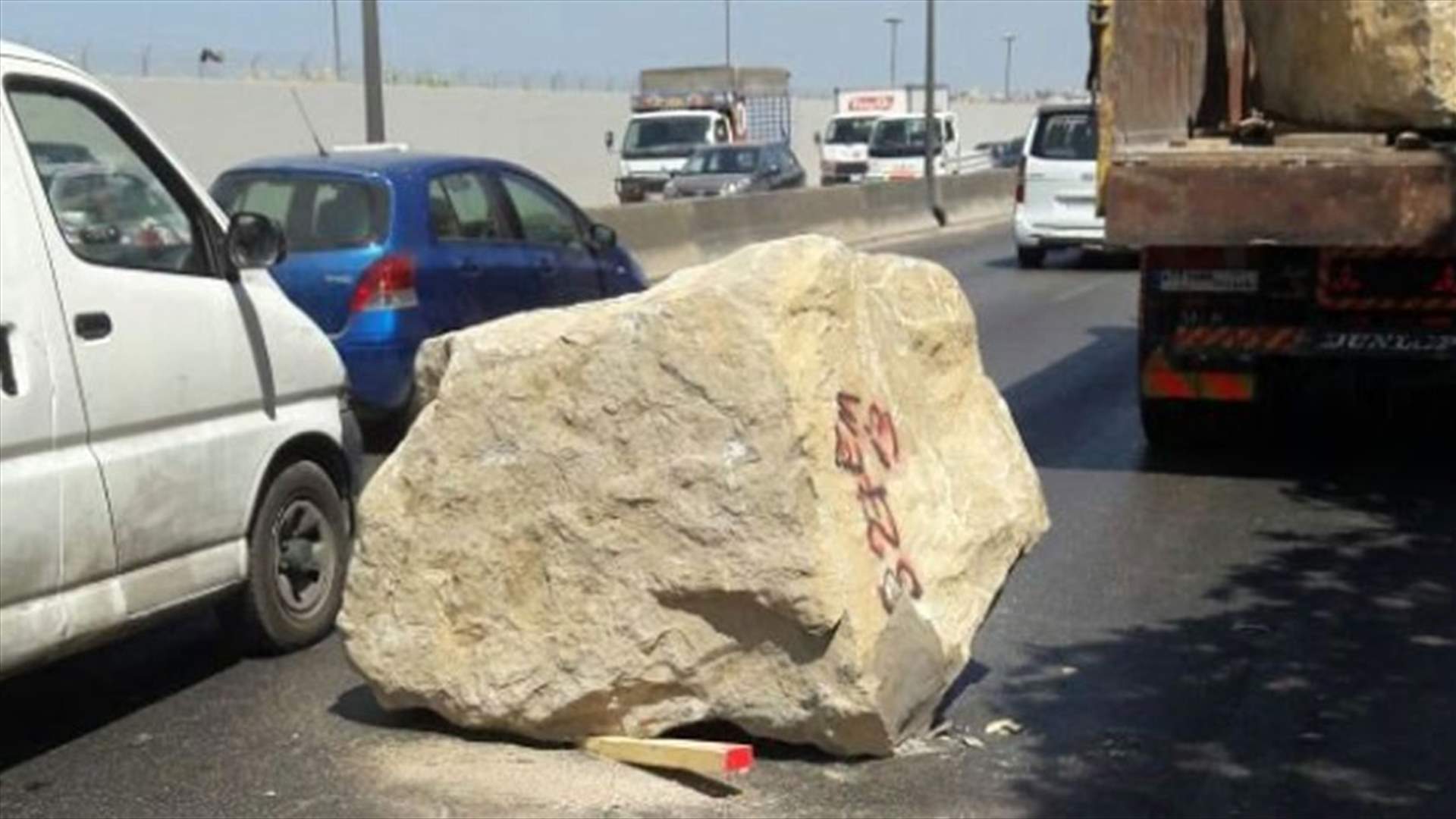 صخرة ترعب طريق المطار 