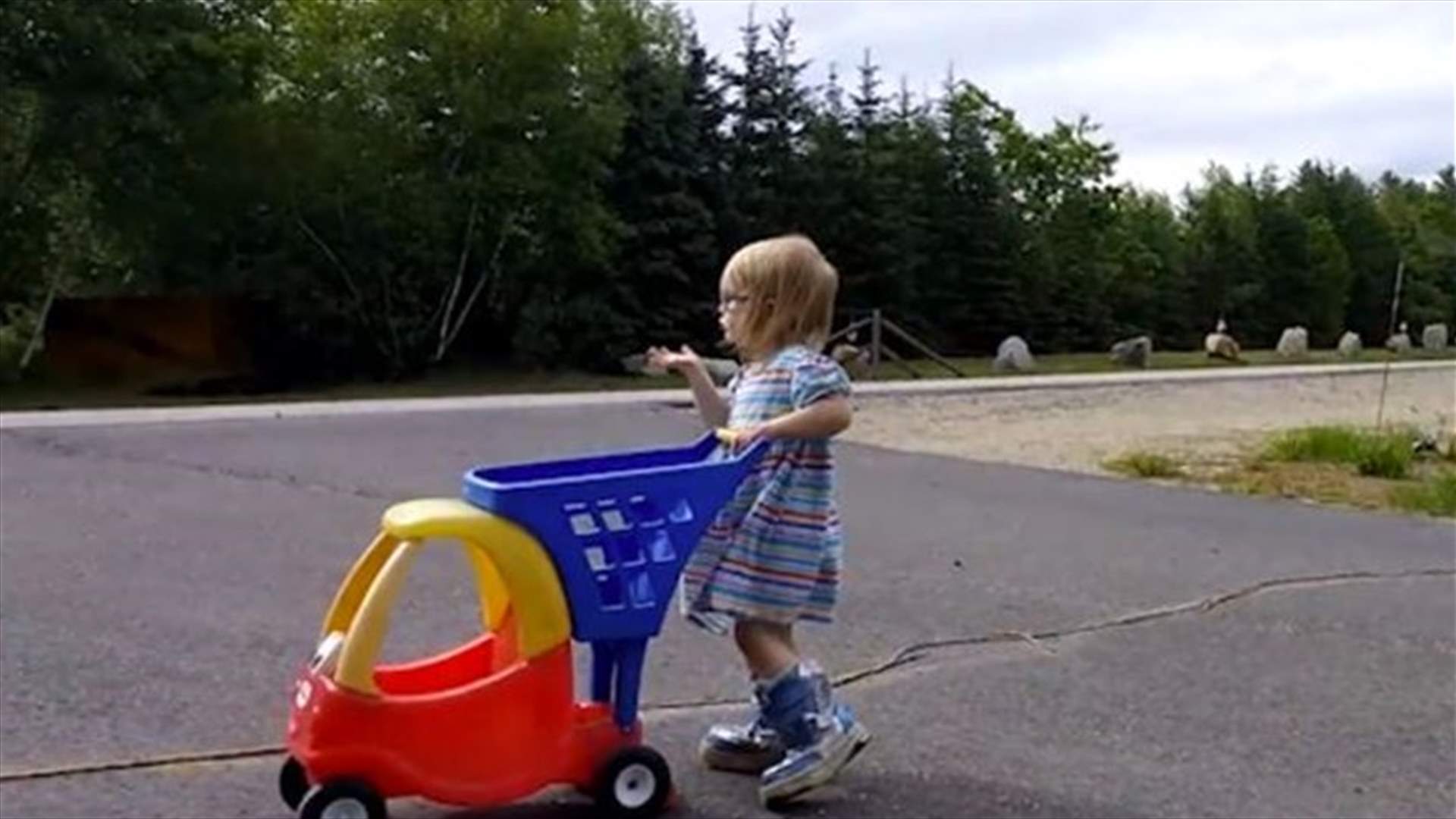 بالفيديو: طفلة تبكي لحظة ذهاب شقيقها وشقيقتها إلى المدرسة!