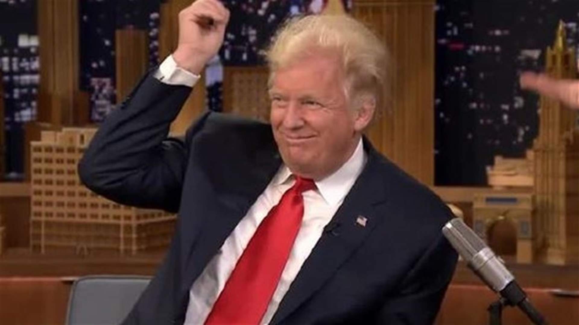 بالفيديو... من لعب بشعر دونالد ترامب ؟!