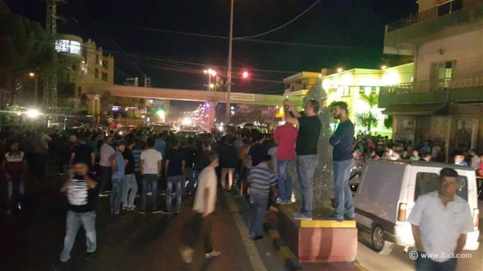 بالصور: قطع طريق سعدنايل بالاتجاهين احتجاجاً...