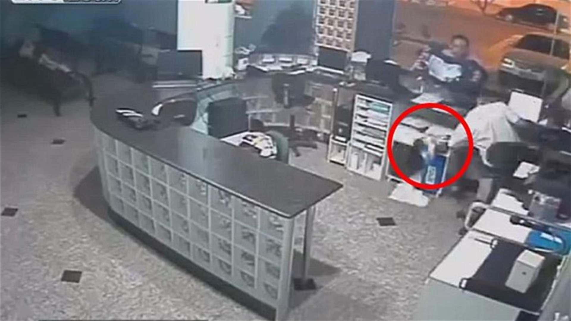 بالفيديو: موظف الإستقبال ينقذ حياة رضيع... في اللحظة الأخيرة