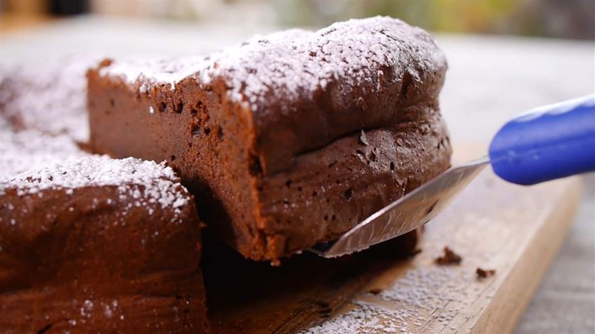 بالفيديو: وصفة خياليّة... كيك الشوكولاتة بمكونين فقط!