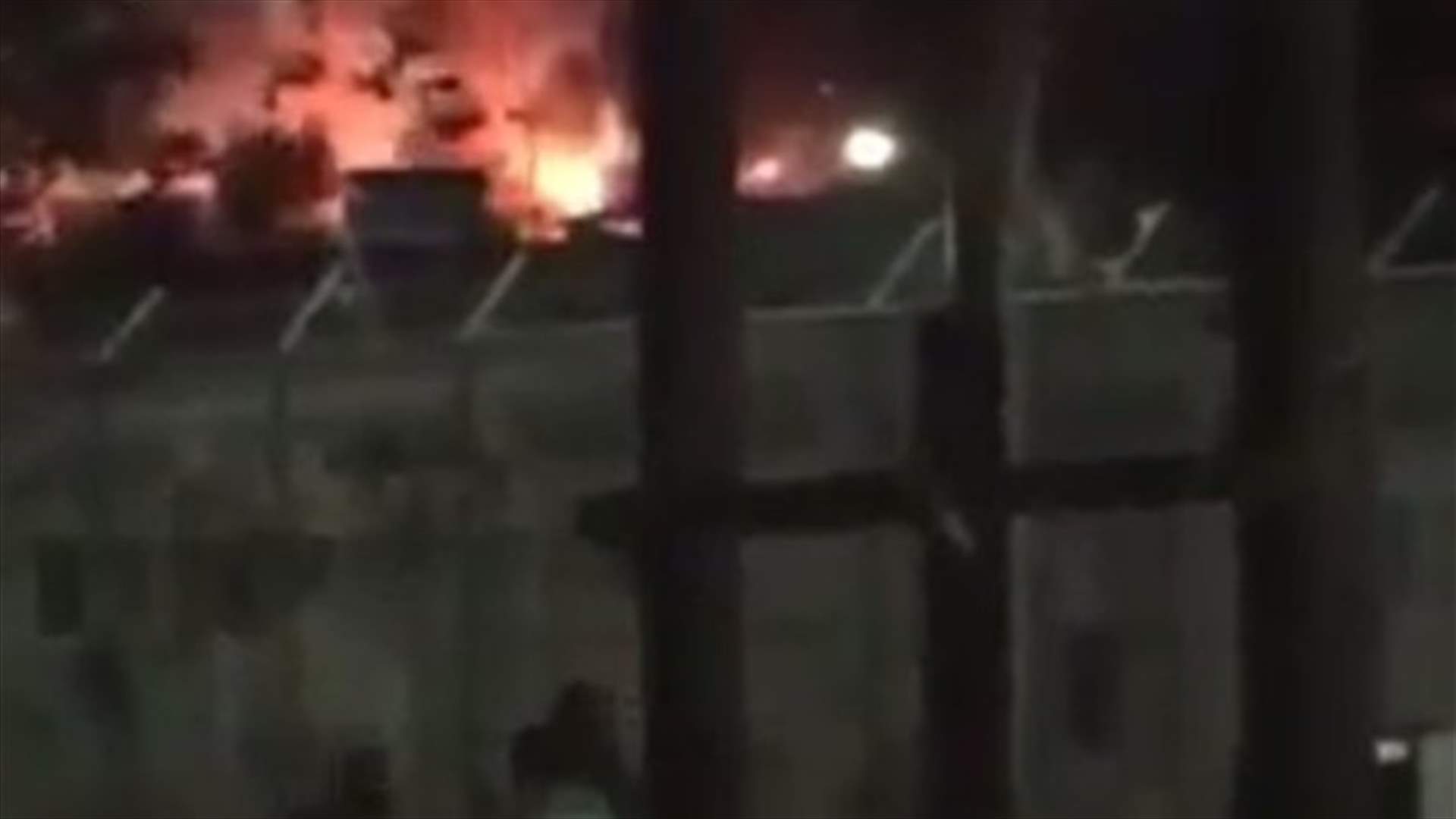 حريق في مخيم للاجئين في اليونان يجبر الالاف منهم على الفرار 