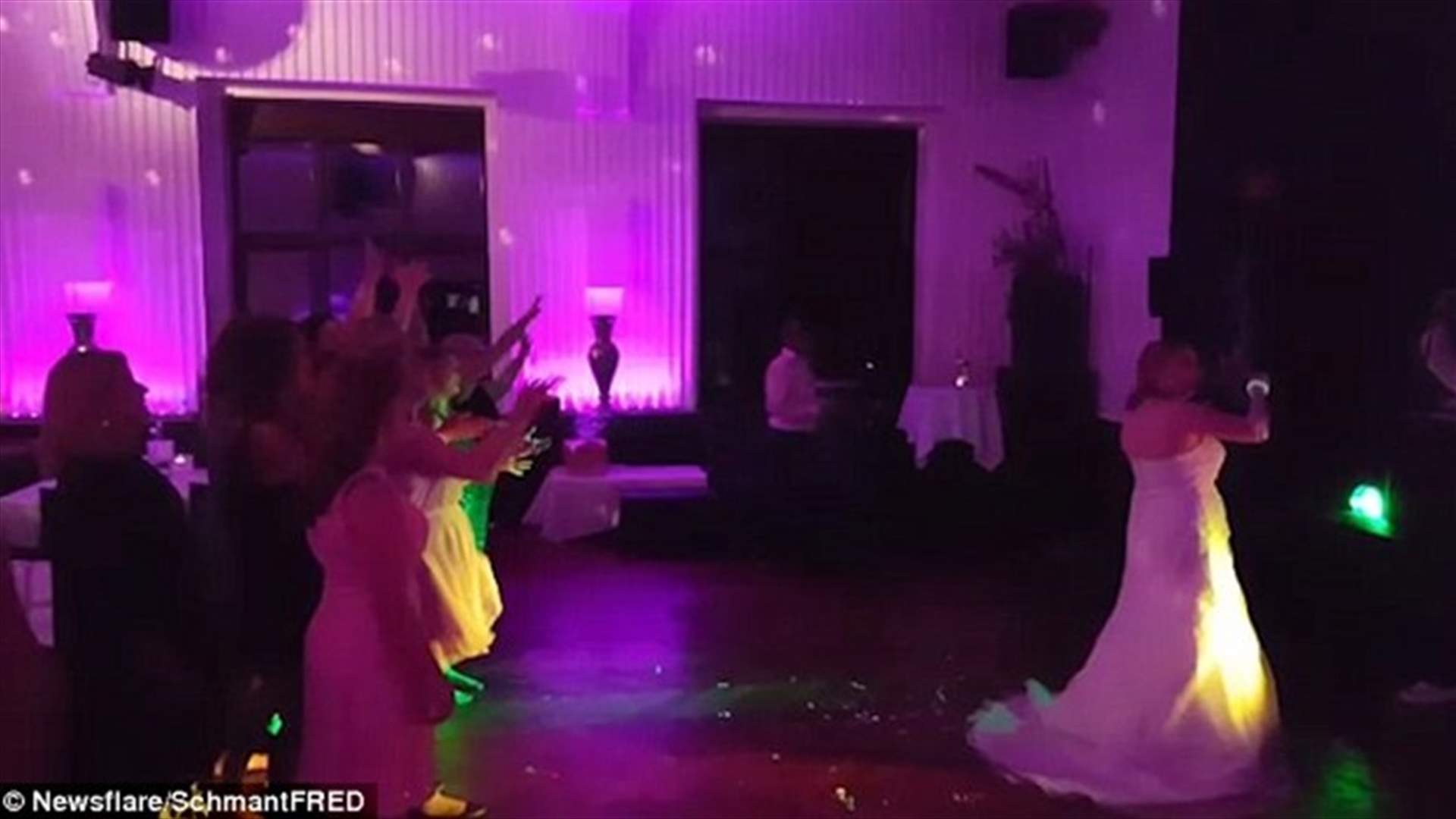 بالفيديو: أرادت إلتقاط باقة الورد من العروس... وهذا ما حصل!