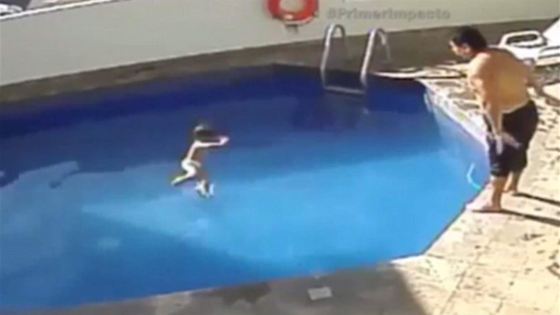 بالفيديو: رمى طفلة الـ 3 أعوام في بركة السباحة حتى الموت...