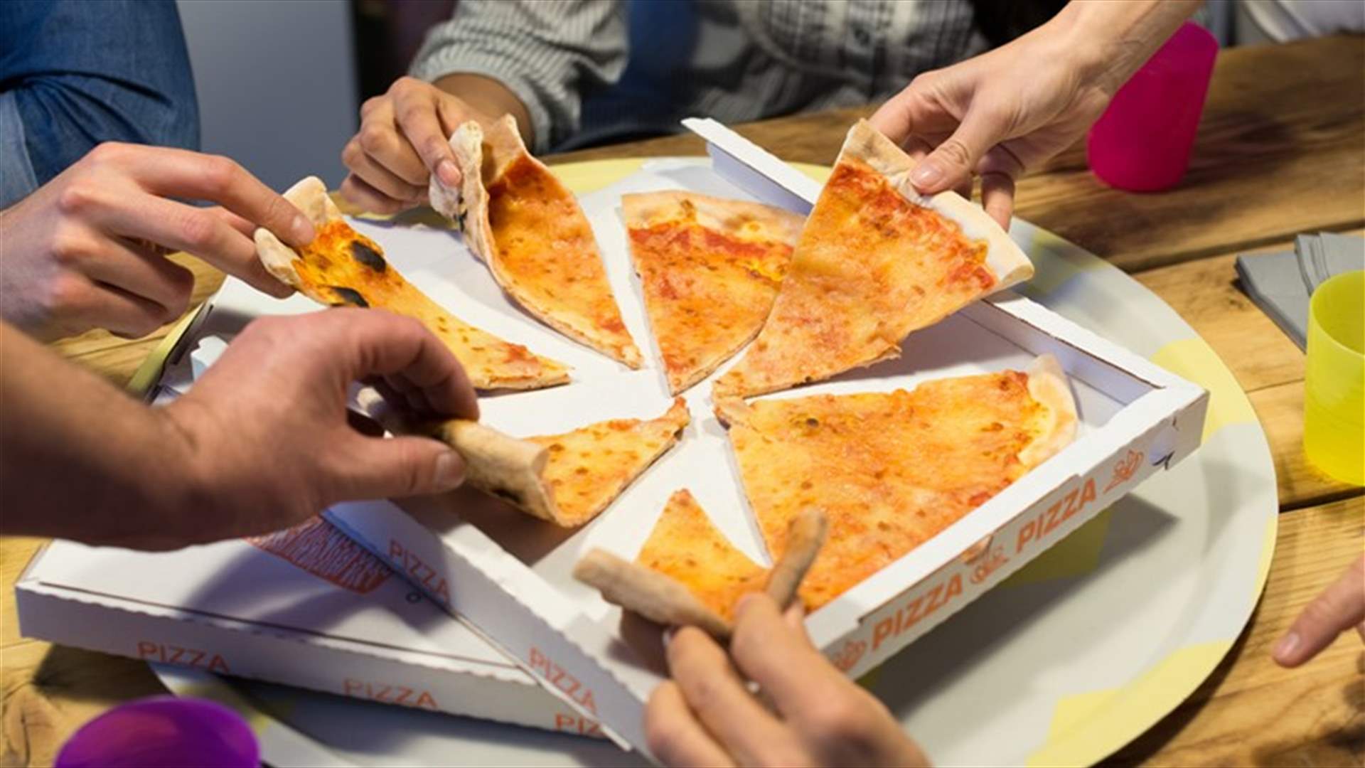 لماذا توضع البيتزا الدائرية داخل علب كرتونية مربعة؟