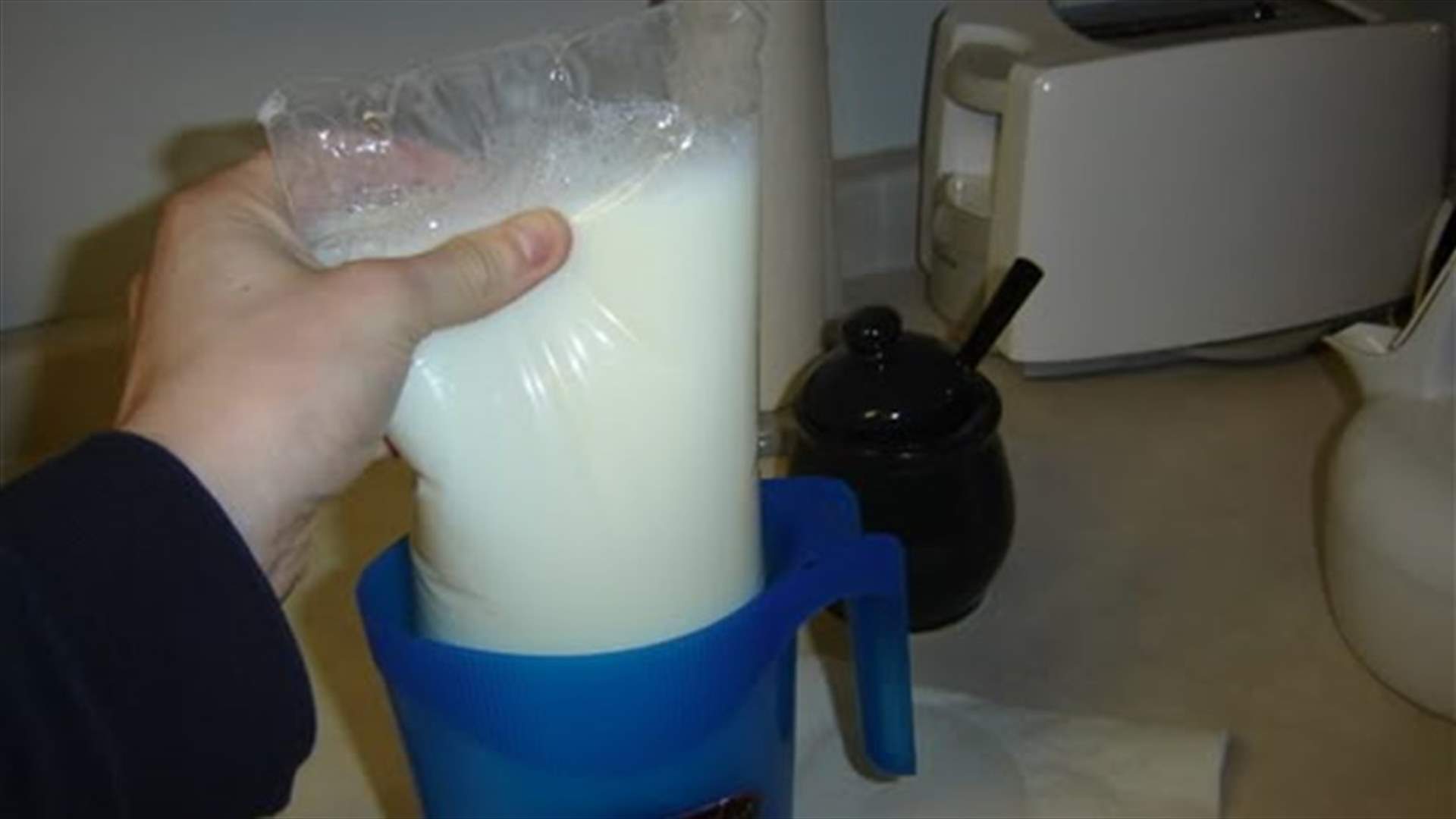 لماذا يُباع الحليب بأكياسٍ في كندا؟