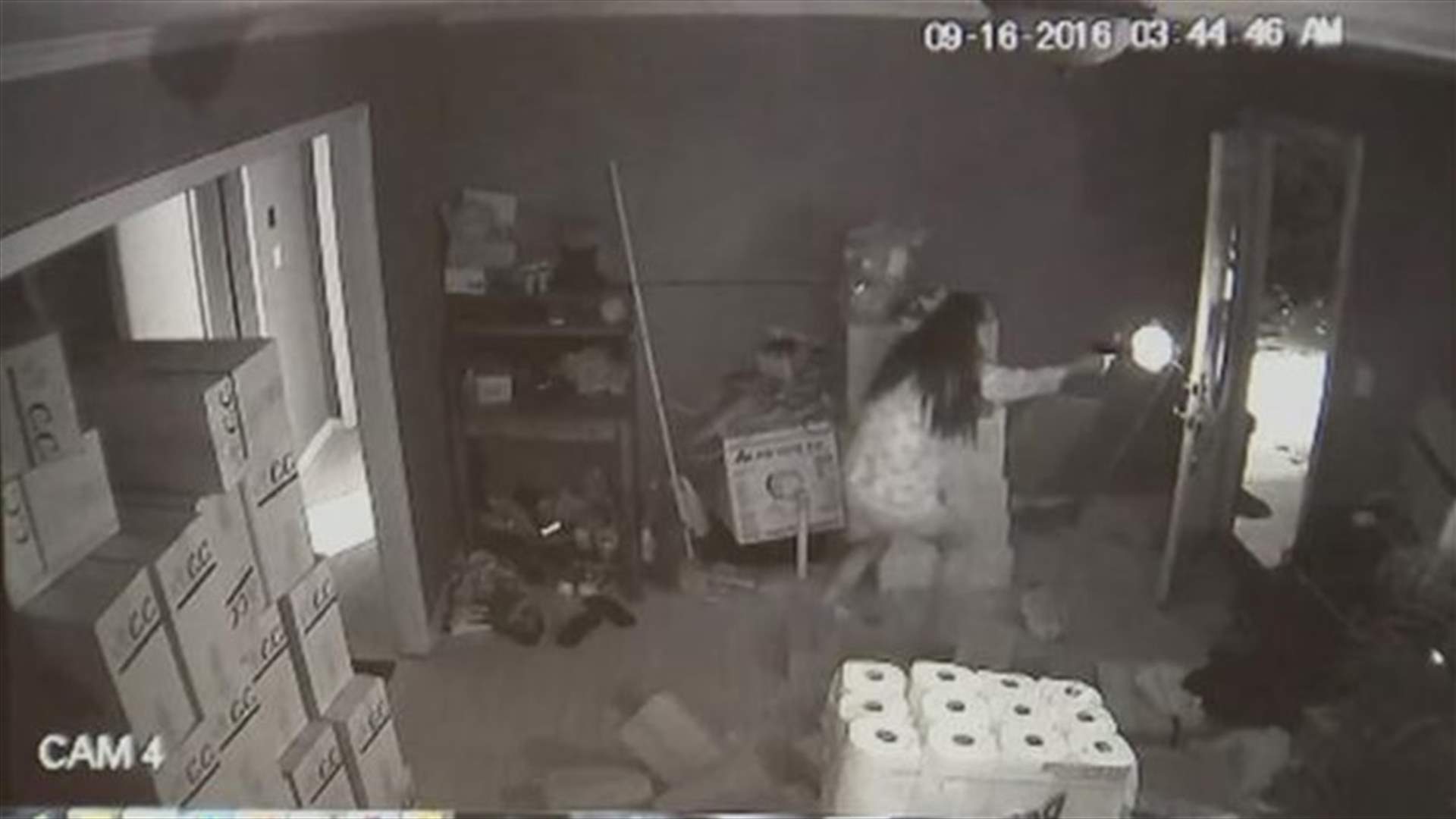 بالفيديو... امراة تلقن 3 سارقين درسا وتقتل أحدهم