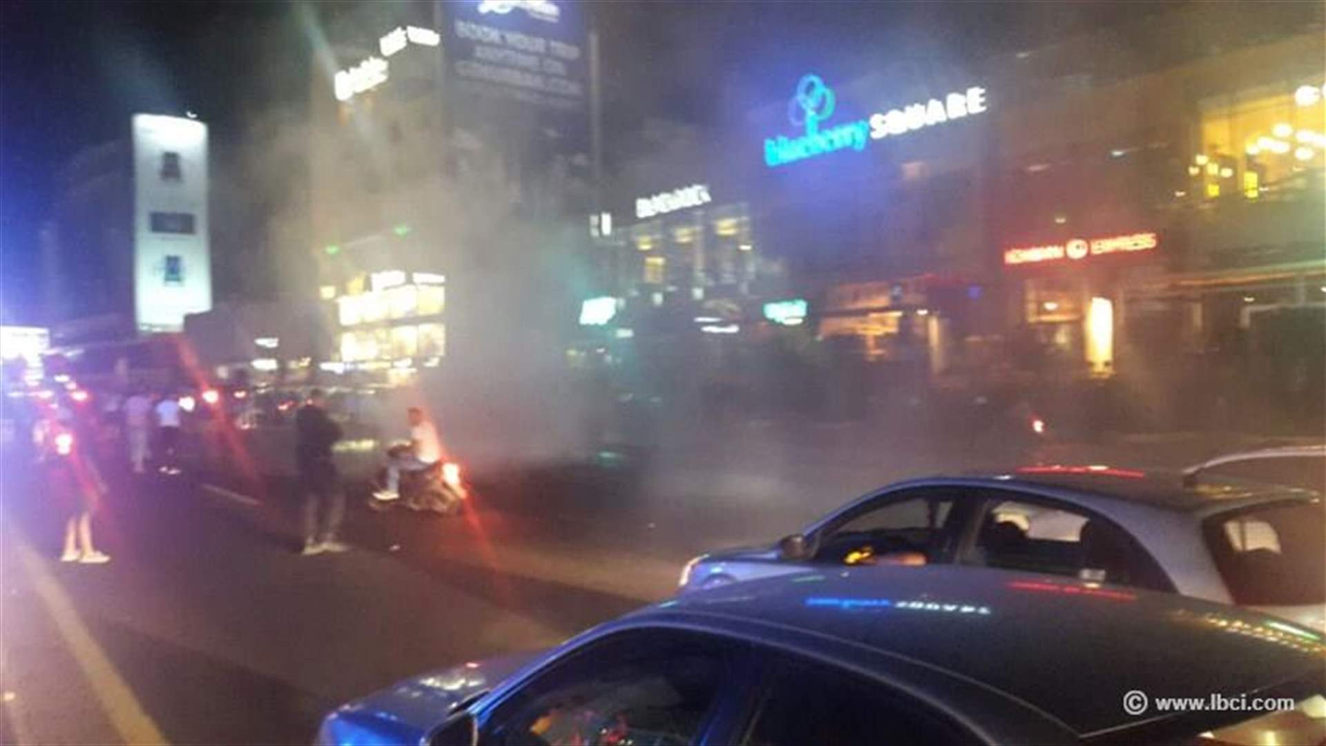 بالصور... احتراق سيارة يتسبب بزحمة سير على اوتوستراد الضبية