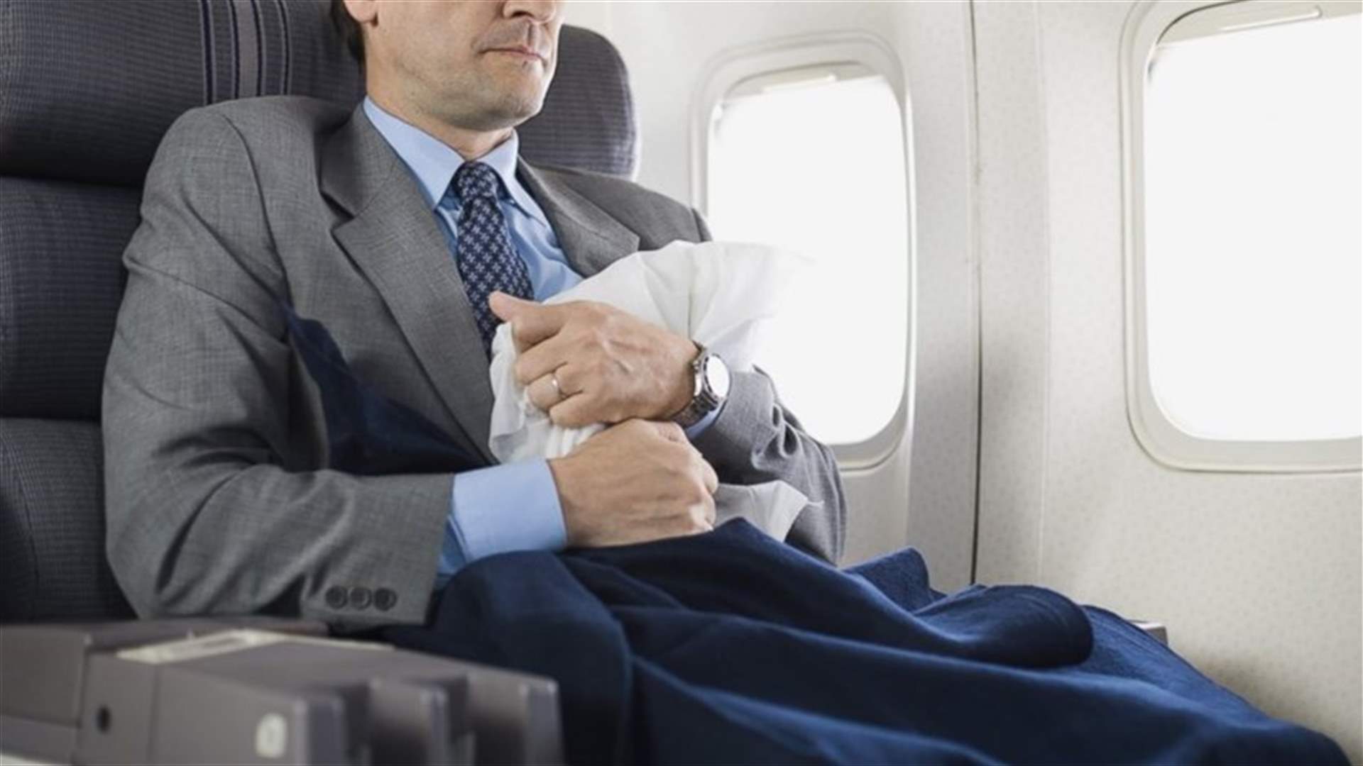 بالصور: رجل يُرعب المسافرين... من أحضر معه على متن الطائرة؟