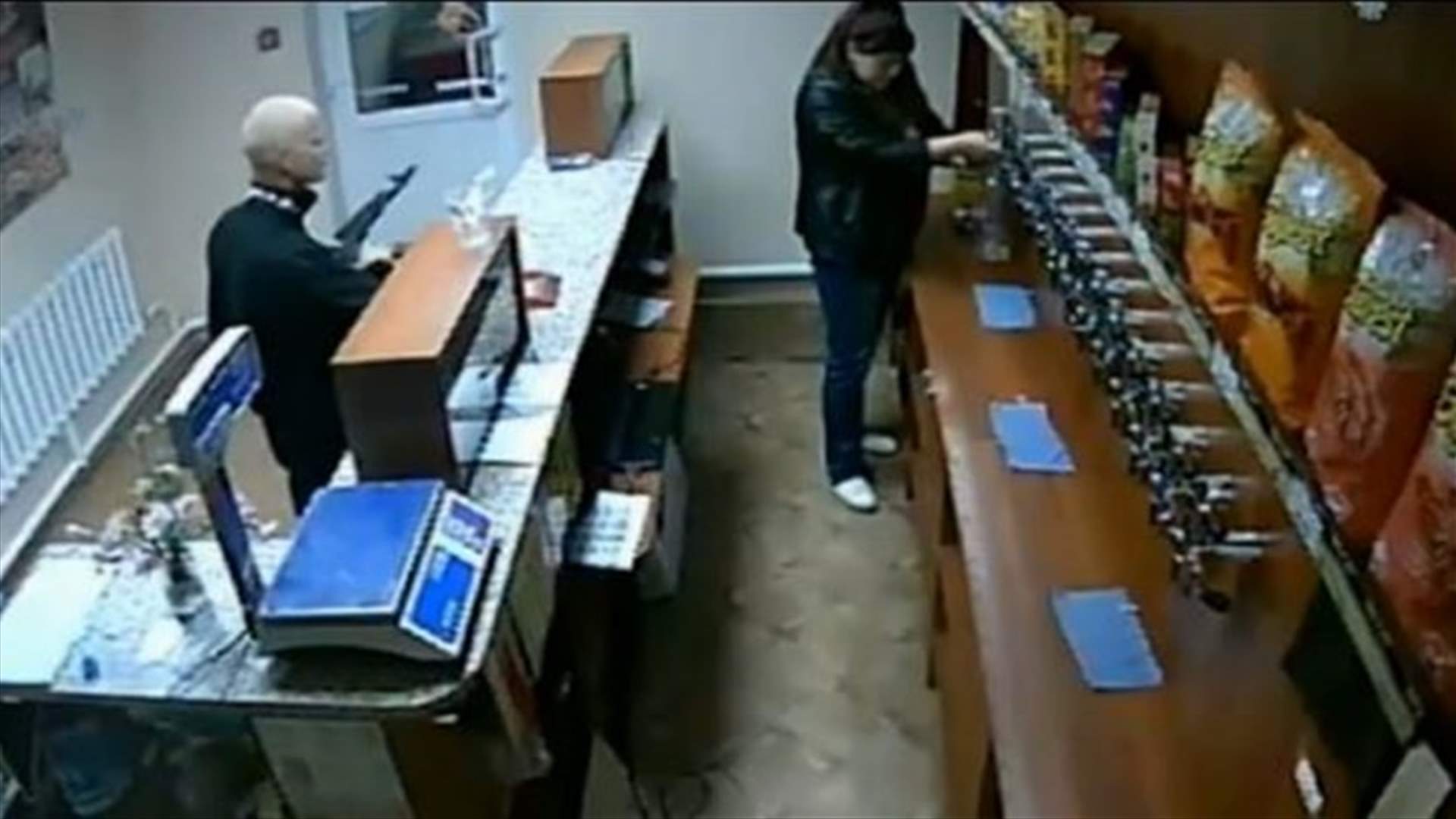 بالفيديو: سيدة شجاعة تقاوم لصاً مسلحاً حاول سرقة متجرها 