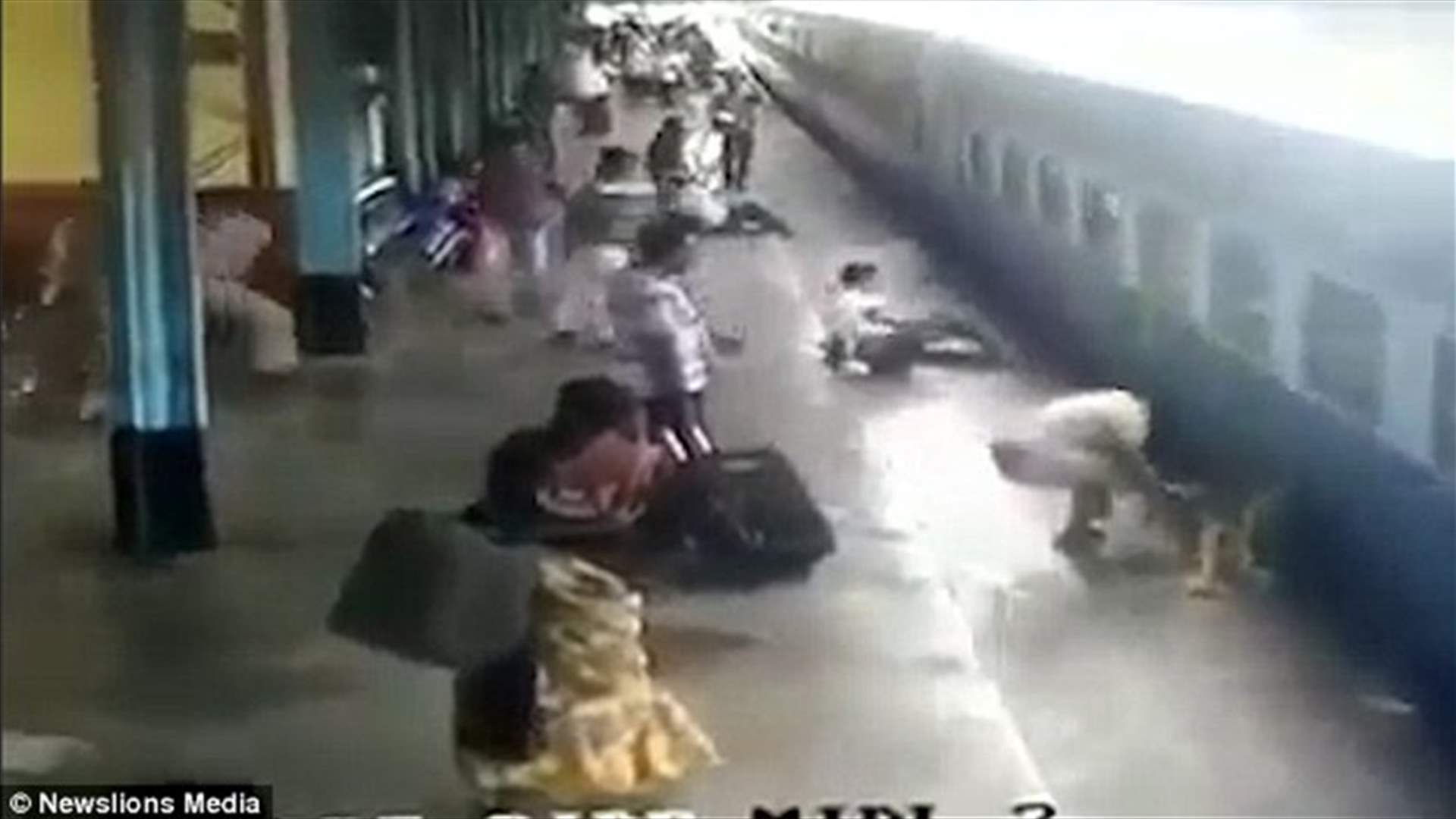 بالفيديو: امرأة تنجو من الموت المُحتّم بعد سقوطها على سكّة القطار