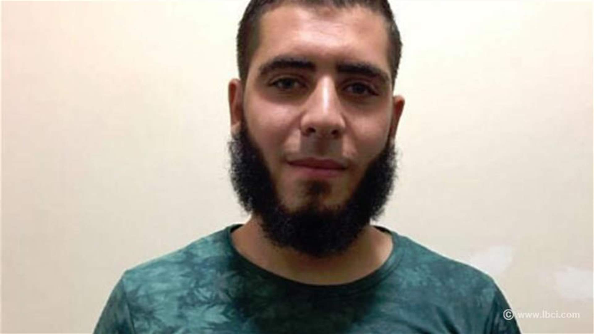 بالصورة: قيادي في داعش بمخيم عين الحلوة يسلم نفسه للجيش