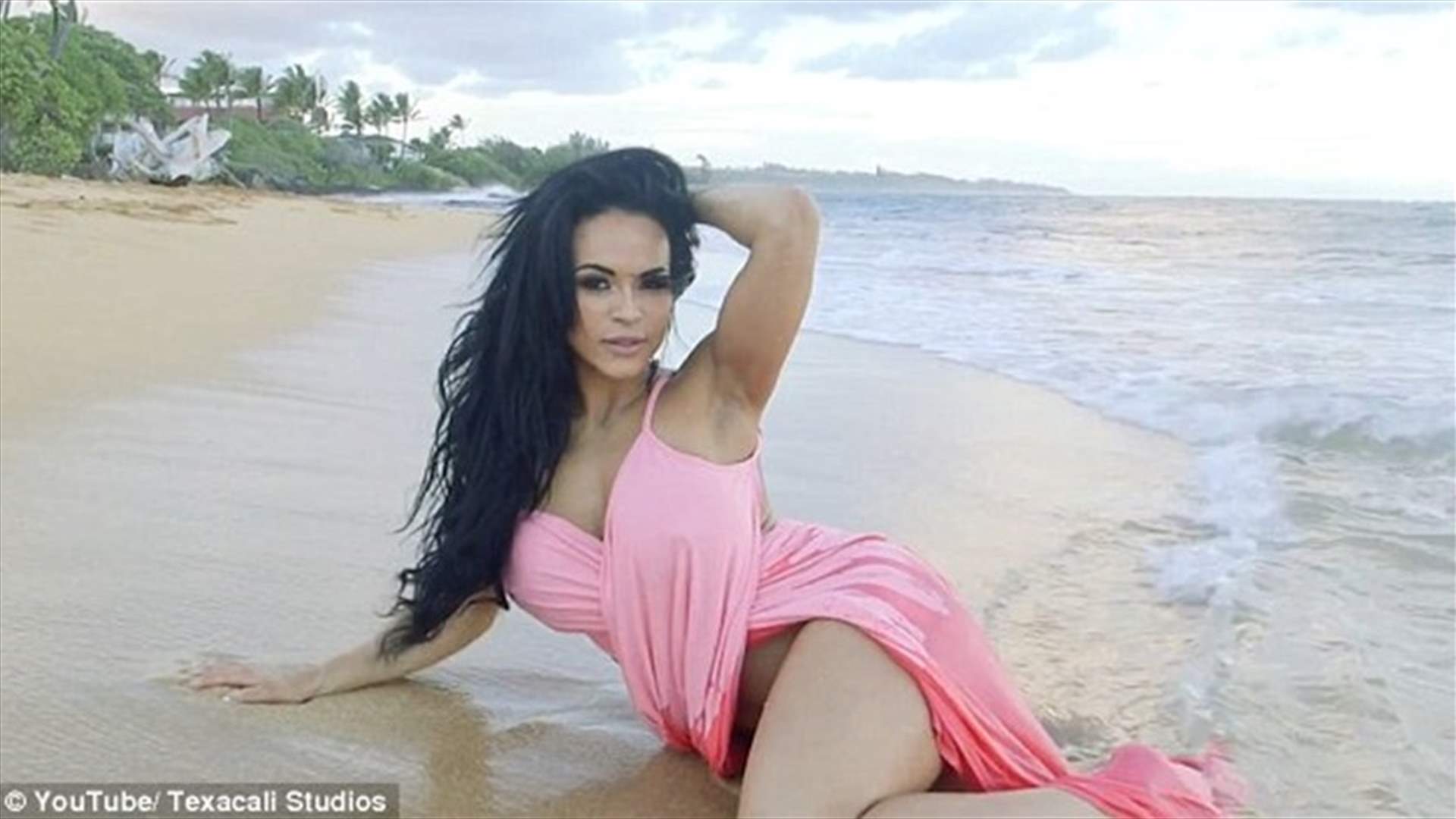 بالفيديو: عارضة أزياء تخضع لجلسة تصويرية على البحر... فماذا حصل معها؟