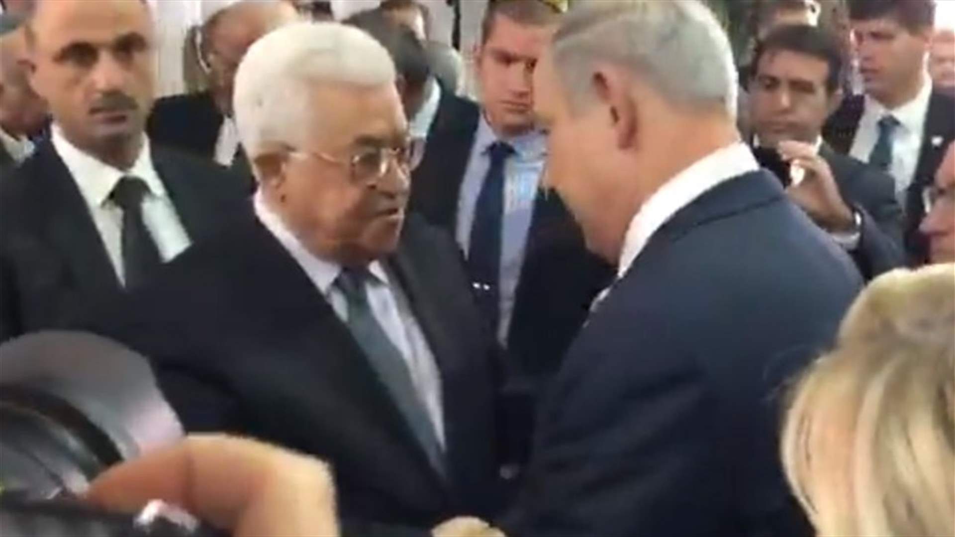 بالفيديو - بنيامين نتانياهو يصافح محمود عباس في جنازة بيريز 