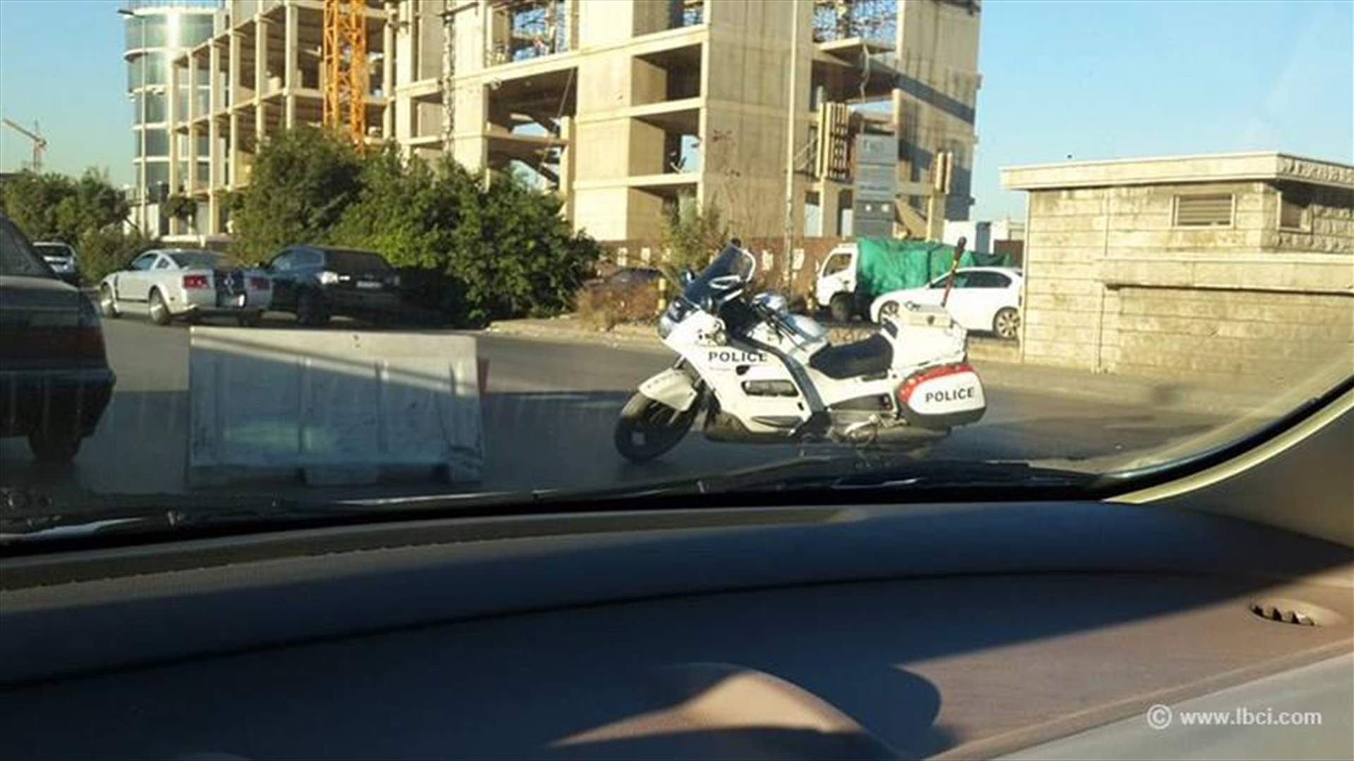 بالصورة - دراجة قوى الامن الداخلي في عرض الطريق