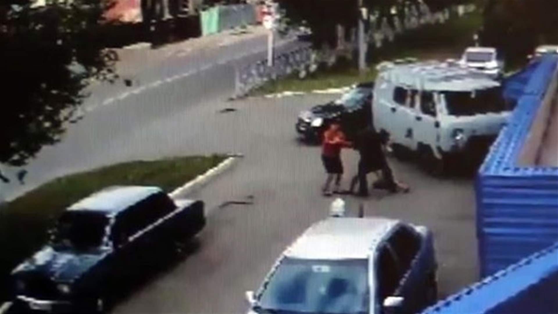 بالفيديو: اختطفها في الشارع... ليجبرها على الزواج منه!