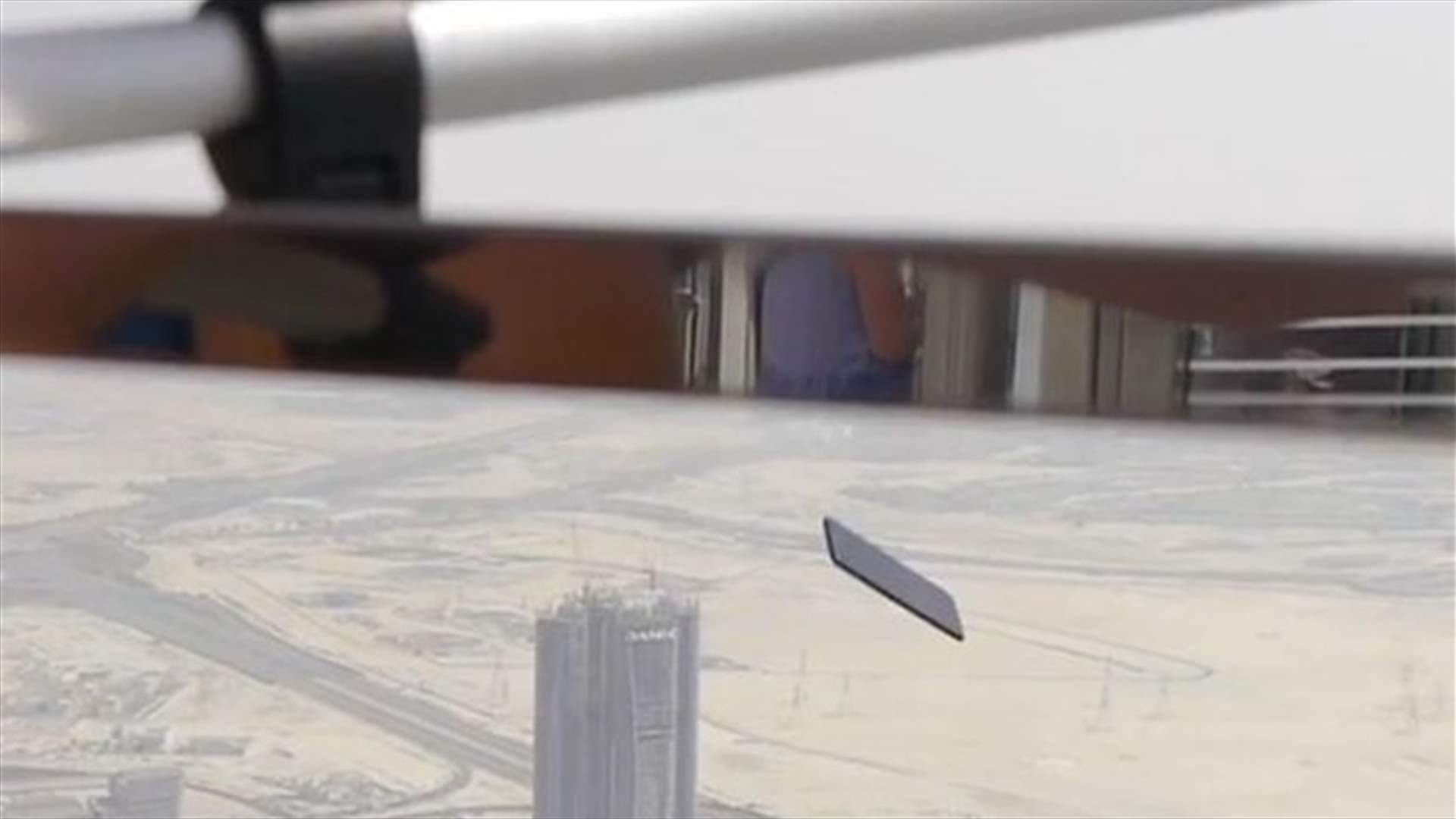 بالفيديو: رمى الأيفون 7 من برج خليفة... فماذا حدث للهاتف؟