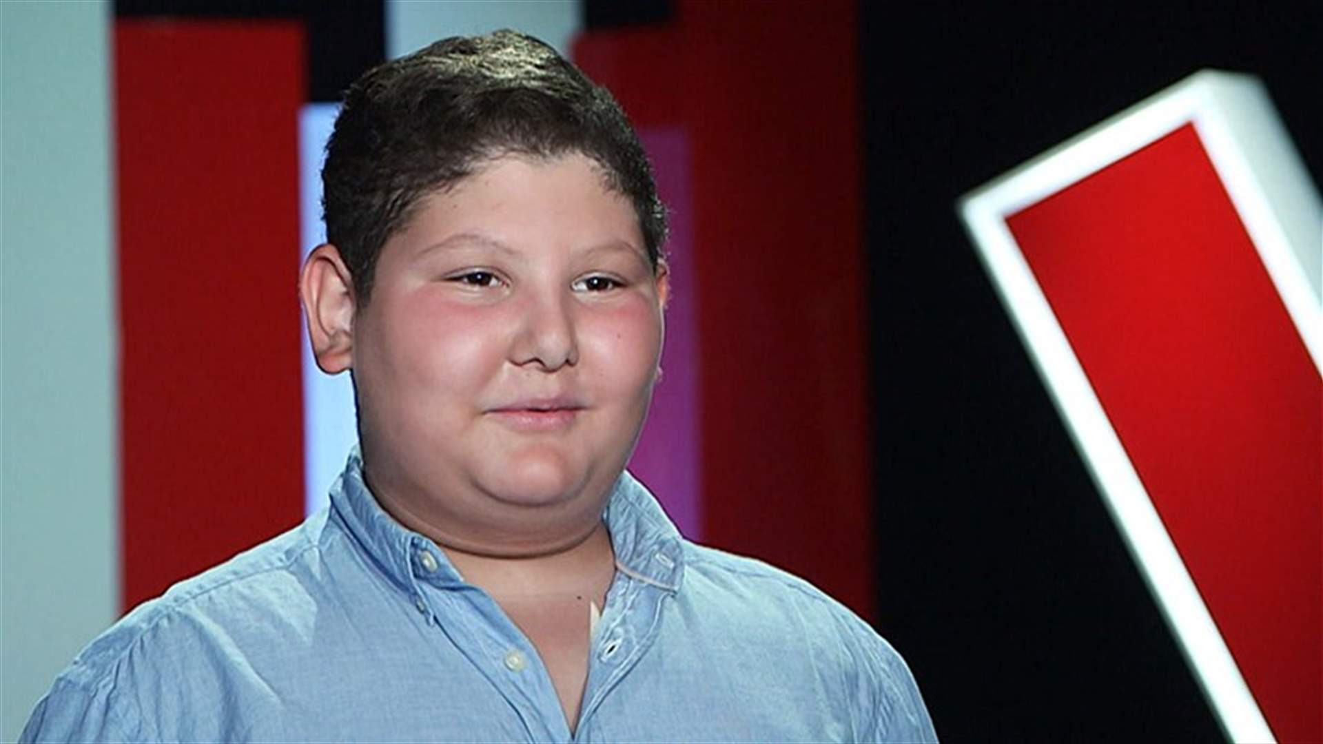بالصور: تضامناً مع مرضى السرطان.. نجم The Voice Kids يحلق شعره
