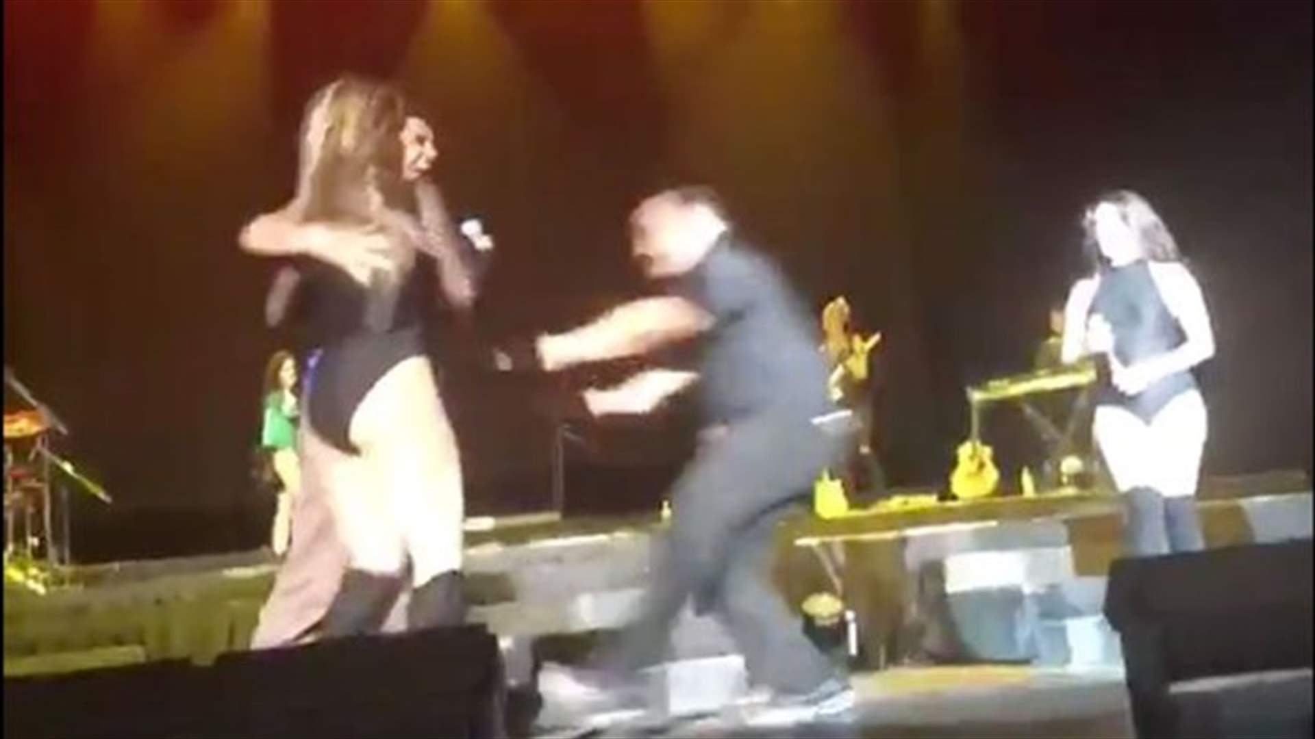 بالفيديو: معجب مجنون يُهاجم فنانة على المسرح
