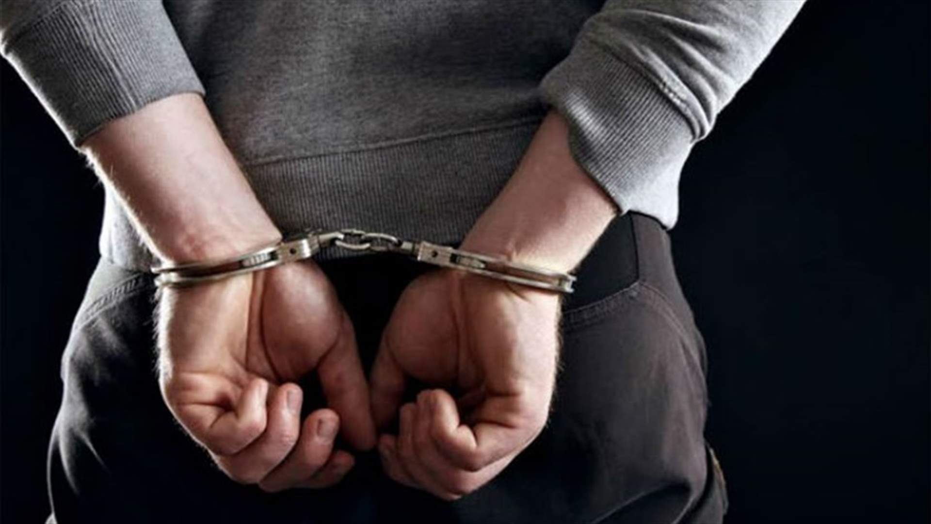 Palestinian turns himslef in to army Intelligence in South Lebanon